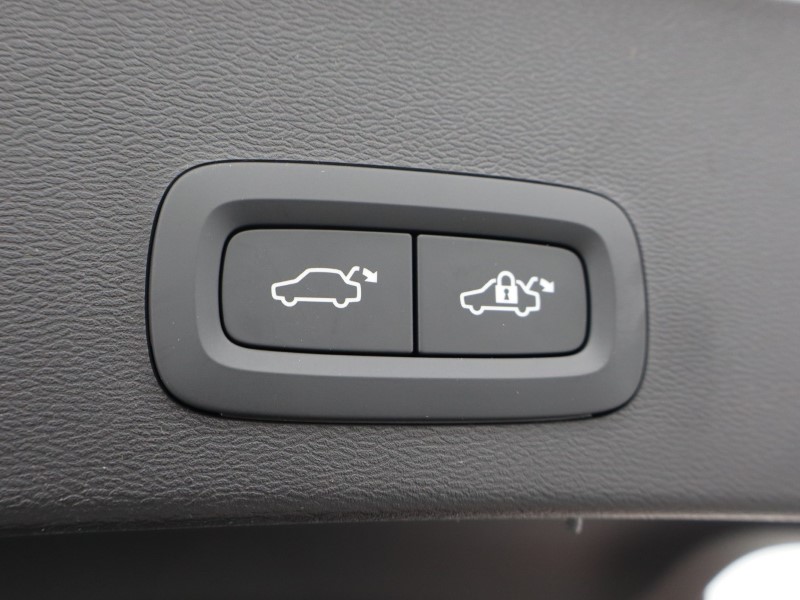 2025 (75) VOLVO XC40 2.0 B3P Plus Dark 5dr Auto*VAT QUALIFYING* 4670050