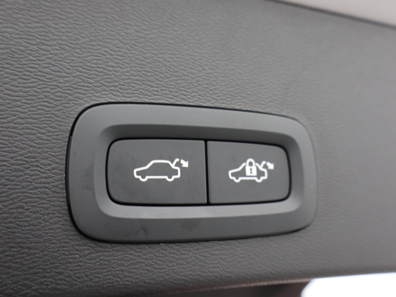 2025 (75) VOLVO XC40 2.0 B3P Ultra Dark 5dr Auto*VAT QUALIFYING* 4643165