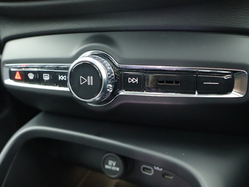 2025 (75) VOLVO XC40 2.0 B3P Ultra Dark 5dr Auto*VAT QUALIFYING* 4643150