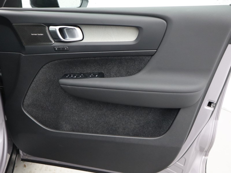 2025 (75) VOLVO XC40 2.0 B3P Ultra Dark 5dr Auto*VAT QUALIFYING* 4643118