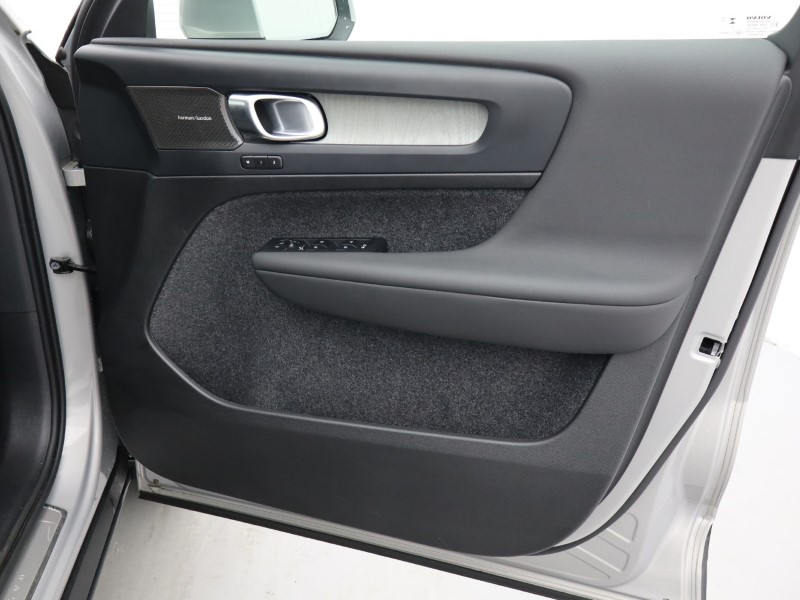 2024 (74) VOLVO XC40 2.0 B4P Ultra Dark 5dr Auto*VAT QUALIFYING* 4596640