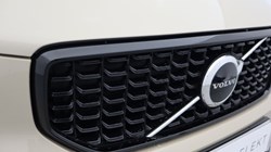 2025 (74) VOLVO XC40 2.0 B3P Plus Dark 5dr Auto 4606253