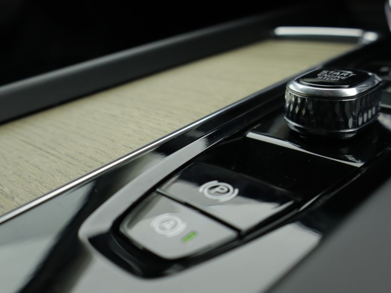 2025 (75) VOLVO XC60 2.0 B5P Plus Dark 5dr AWD Geartronic 5019773