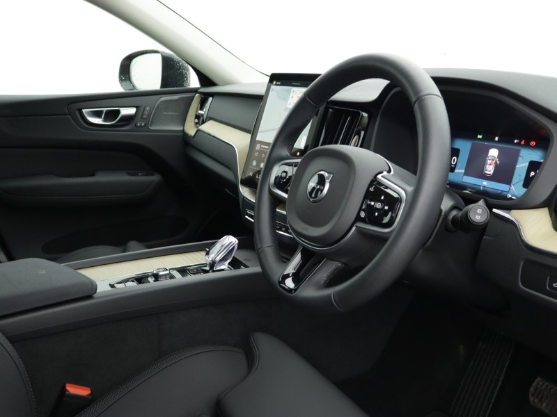 2025 (75) VOLVO XC60 2.0 B5P Plus Dark 5dr AWD Geartronic 5019746