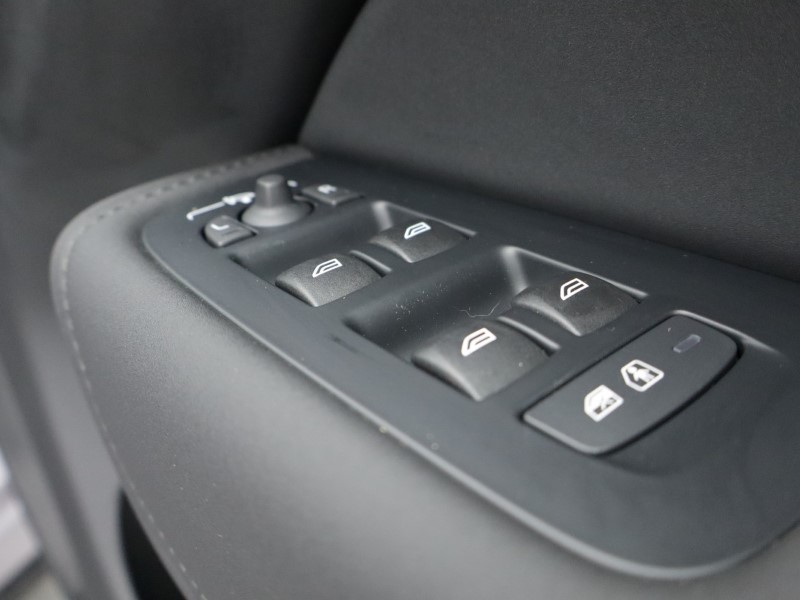 2025 (75) VOLVO XC60 2.0 B5P Plus Dark 5dr AWD Geartronic 5019739