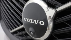 2025 (75) VOLVO XC60 2.0 B5P Plus Dark 5dr AWD Geartronic 5019724