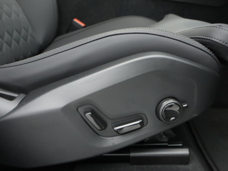 2025 (75) VOLVO XC60 2.0 B5P Plus Dark 5dr AWD Geartronic 5019743