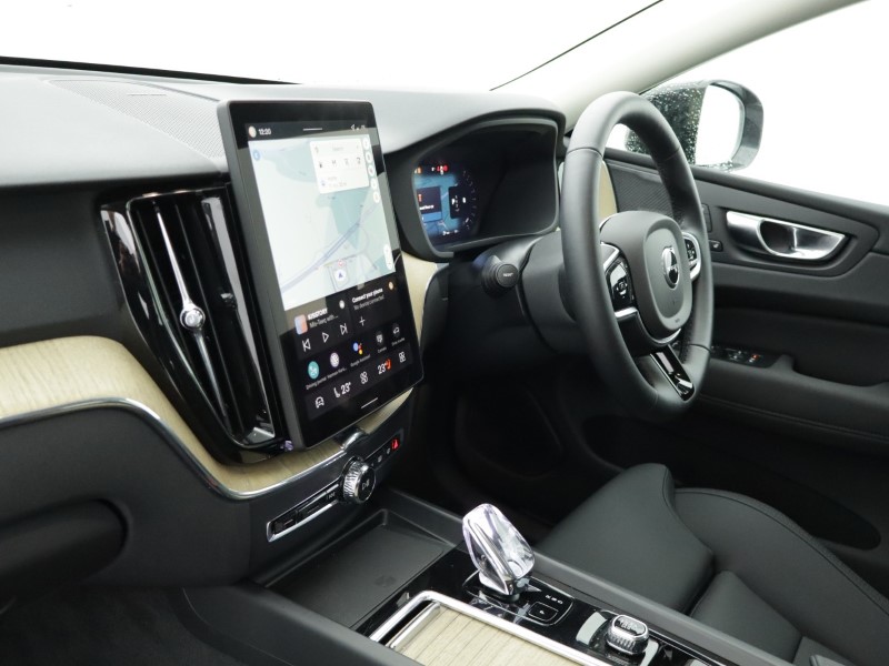 2025 (75) VOLVO XC60 2.0 B5P Plus Dark 5dr AWD Geartronic 5019750