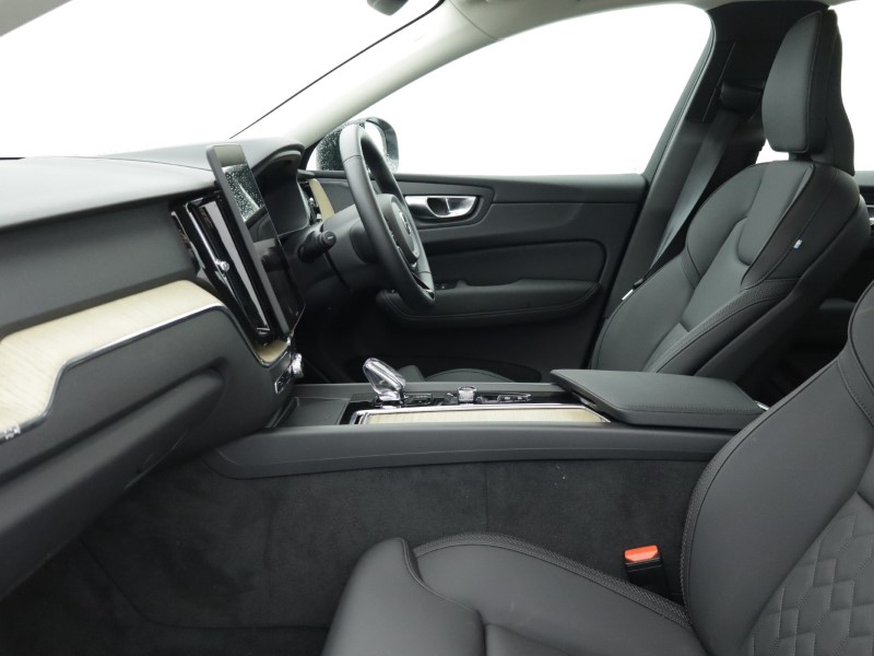 2025 (75) VOLVO XC60 2.0 B5P Plus Dark 5dr AWD Geartronic 5019735