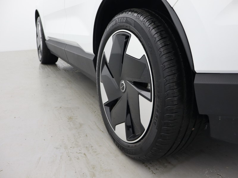 2024 (74) VOLVO EX30 200kW SM Extended Range Plus 69kWh 5dr Auto   *VAT QUALIFYING* 4631230