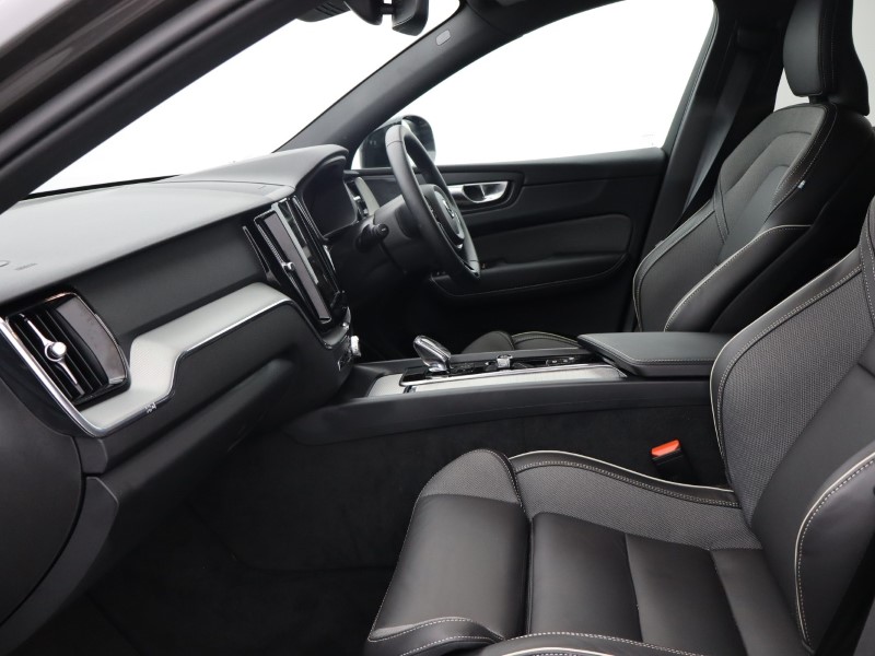 2025 (25) VOLVO XC60 2.0 B5P Plus Dark 5dr AWD Geartronic  *VAT QUALIFYING* 4670471