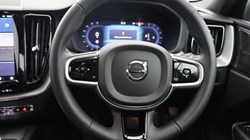 2025 (25) VOLVO XC60 2.0 B5P Plus Dark 5dr AWD Geartronic 4670492