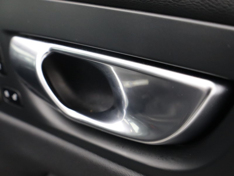 2025 (25) VOLVO XC60 2.0 B5P Plus Dark 5dr AWD Geartronic  *VAT QUALIFYING* 4670478