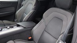 2025 (25) VOLVO XC60 2.0 B5P Plus Dark 5dr AWD Geartronic 4698314