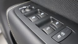 2025 (25) VOLVO XC60 2.0 B5P Plus Dark 5dr AWD Geartronic 4698306