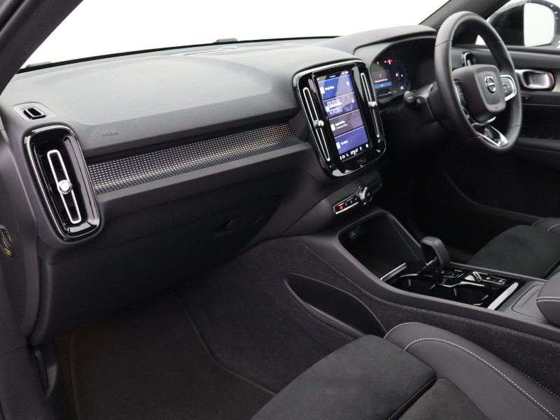 2023 (23) VOLVO XC40 2.0 B4P Ultimate Dark 5dr Auto 4667520