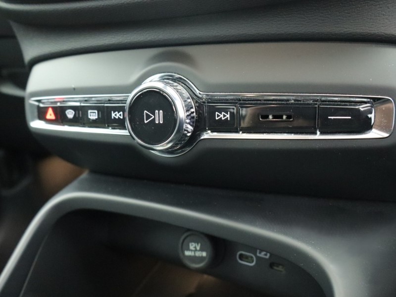 2023 (23) VOLVO XC40 2.0 B4P Ultimate Dark 5dr Auto 4849913