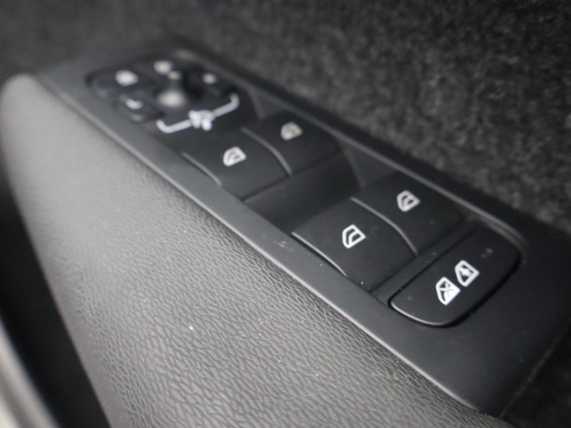 2023 (23) VOLVO XC40 2.0 B4P Ultimate Dark 5dr Auto 4667511