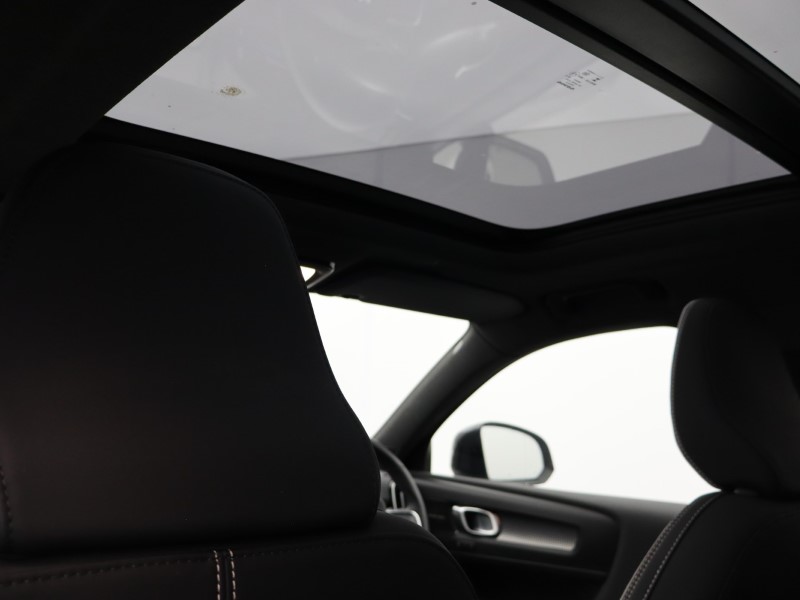 2023 (23) VOLVO XC40 2.0 B4P Ultimate Dark 5dr Auto 4667529