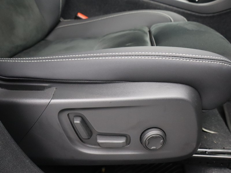 2023 (23) VOLVO XC40 2.0 B4P Ultimate Dark 5dr Auto 4667515