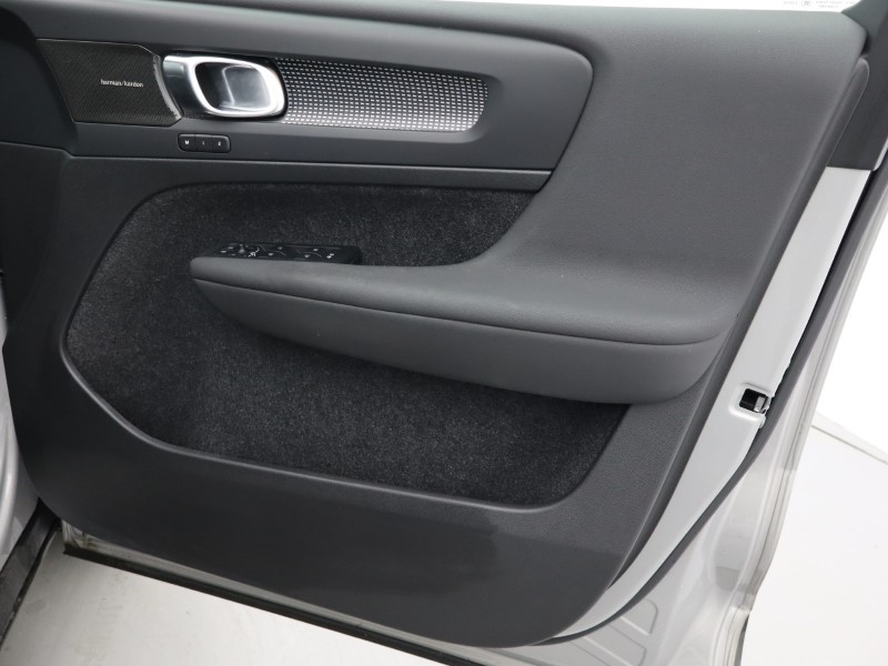 2023 (23) VOLVO XC40 2.0 B4P Ultimate Dark 5dr Auto 4667510