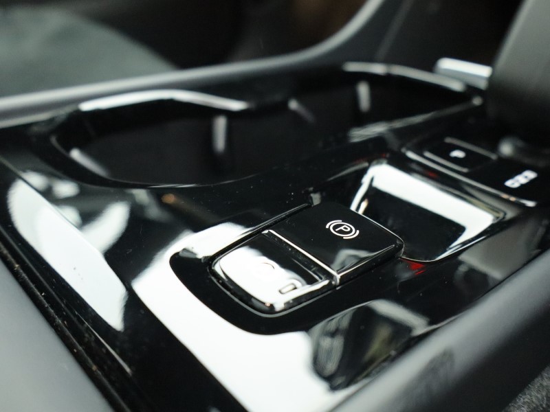 2023 (23) VOLVO XC40 2.0 B4P Ultimate Dark 5dr Auto 4849915