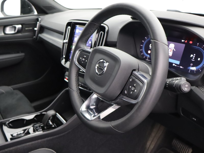 2023 (23) VOLVO XC40 2.0 B4P Ultimate Dark 5dr Auto 4667518