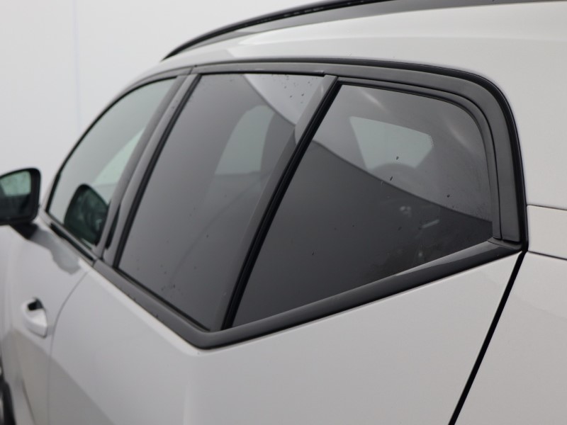 2023 (23) VOLVO XC40 2.0 B4P Ultimate Dark 5dr Auto 4667553