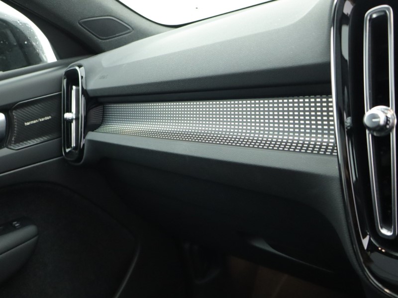 2023 (23) VOLVO XC40 2.0 B4P Ultimate Dark 5dr Auto 4667542