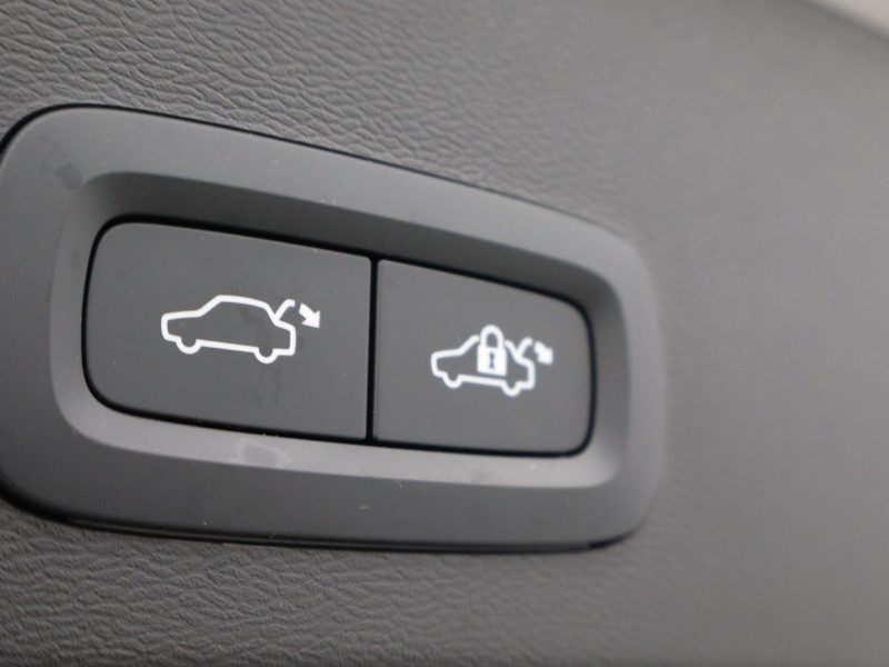 2023 (23) VOLVO XC40 2.0 B4P Ultimate Dark 5dr Auto 4667552