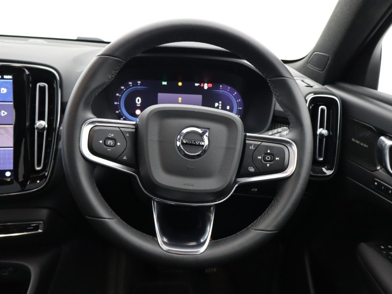 2023 (23) VOLVO XC40 2.0 B4P Ultimate Dark 5dr Auto 4667527