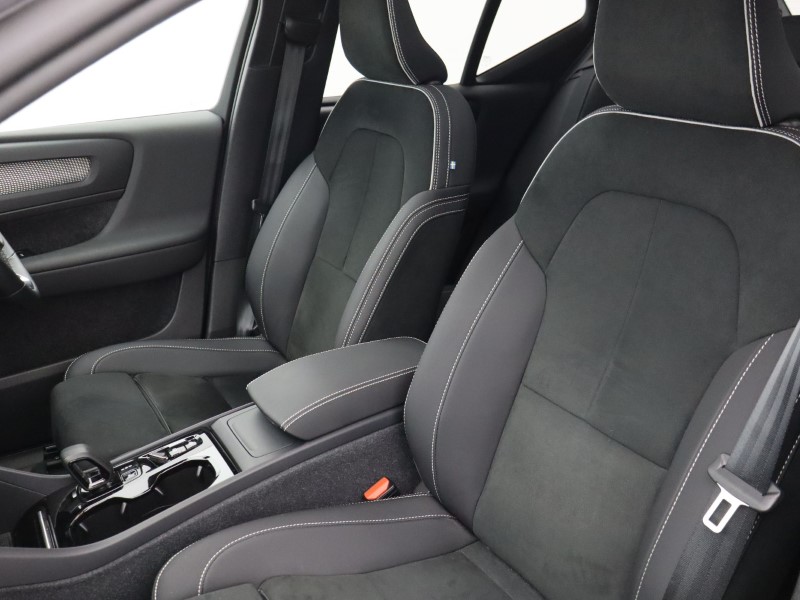 2023 (23) VOLVO XC40 2.0 B4P Ultimate Dark 5dr Auto 4667519