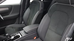 2023 (23) VOLVO XC40 2.0 B4P Ultimate Dark 5dr Auto 4667519
