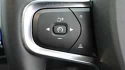 2023 (23) VOLVO XC40 2.0 B4P Ultimate Dark 5dr Auto 4667531