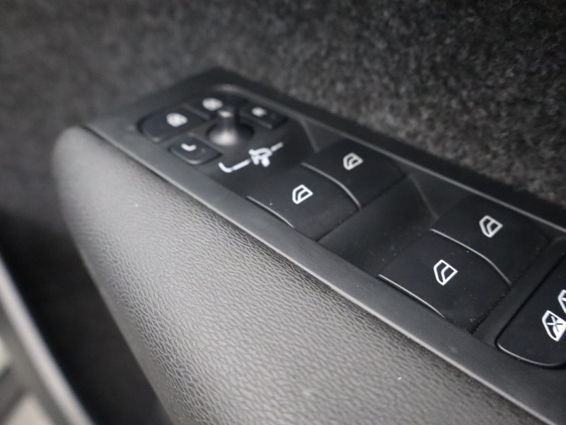 2025 (74) VOLVO XC40 2.0 B4P Plus Dark 5dr Auto*VAT QUALIFYING* 4728007