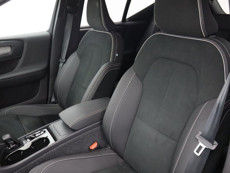 2025 (74) VOLVO XC40 2.0 B4P Plus Dark 5dr Auto*VAT QUALIFYING* 4728015