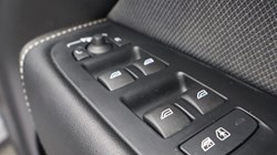 2025 (25) VOLVO XC60 2.0 B5P Plus Dark 5dr AWD Geartronic 4708396