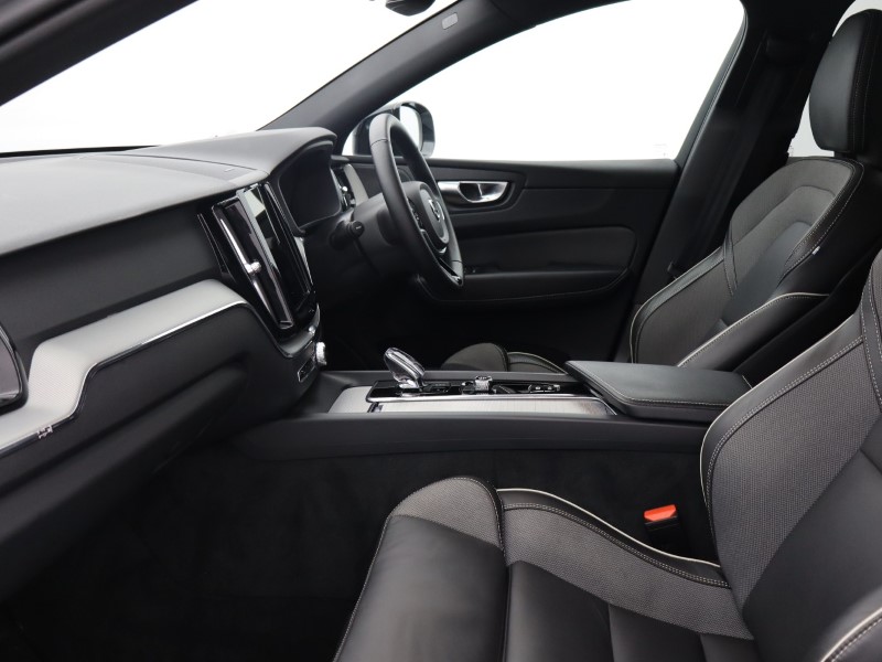 2025 (25) VOLVO XC60 2.0 B5P Plus Dark 5dr AWD Geartronic  *VAT QUALIFYING* 4708390