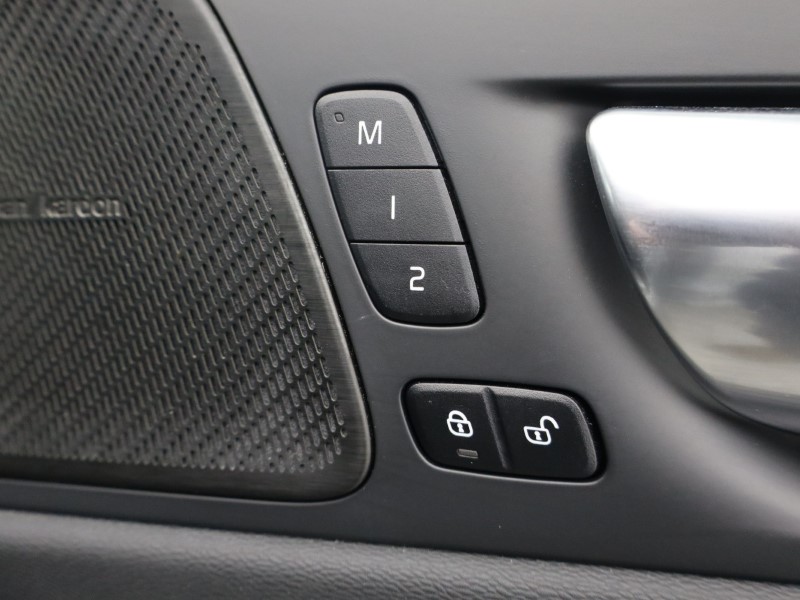 2025 (25) VOLVO XC60 2.0 B5P Plus Dark 5dr AWD Geartronic  *VAT QUALIFYING* 4708398