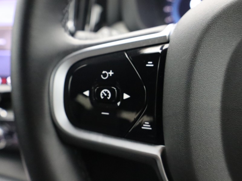 2025 (25) VOLVO XC60 2.0 B5P Plus Dark 5dr AWD Geartronic  *VAT QUALIFYING* 4708414