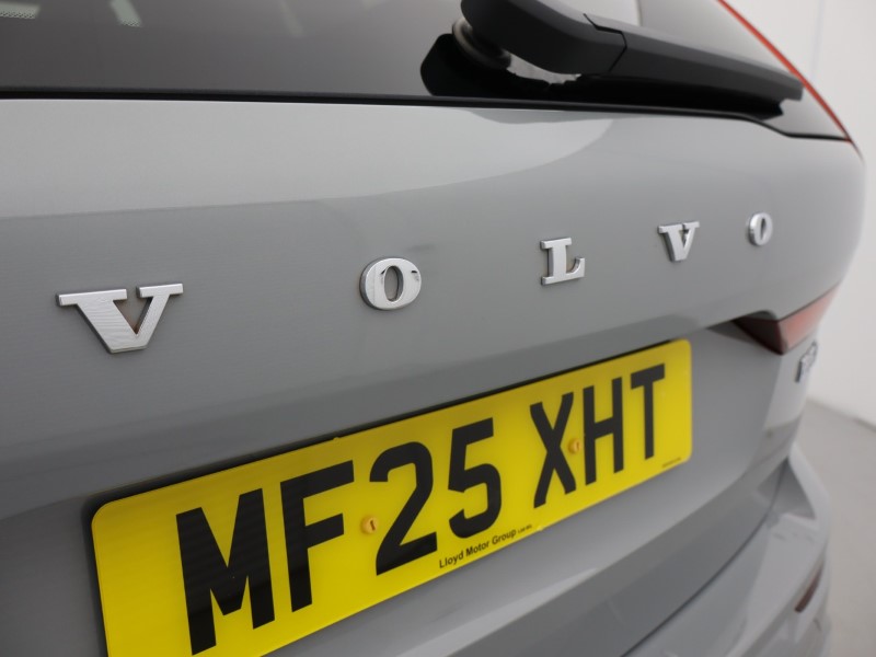 2025 (25) VOLVO XC60 2.0 B5P Plus Dark 5dr AWD Geartronic  *VAT QUALIFYING* 4708435