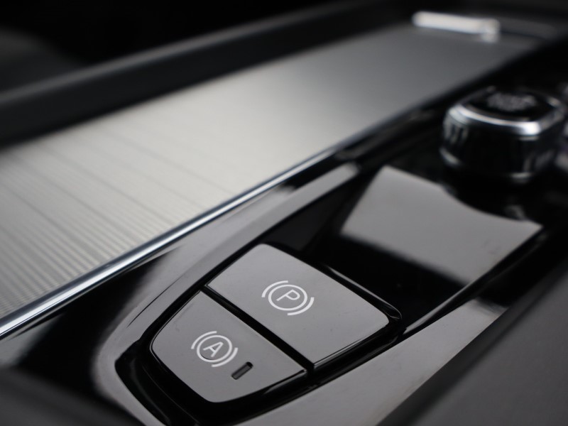 2025 (25) VOLVO XC60 2.0 B5P Plus Dark 5dr AWD Geartronic  *VAT QUALIFYING* 4708425