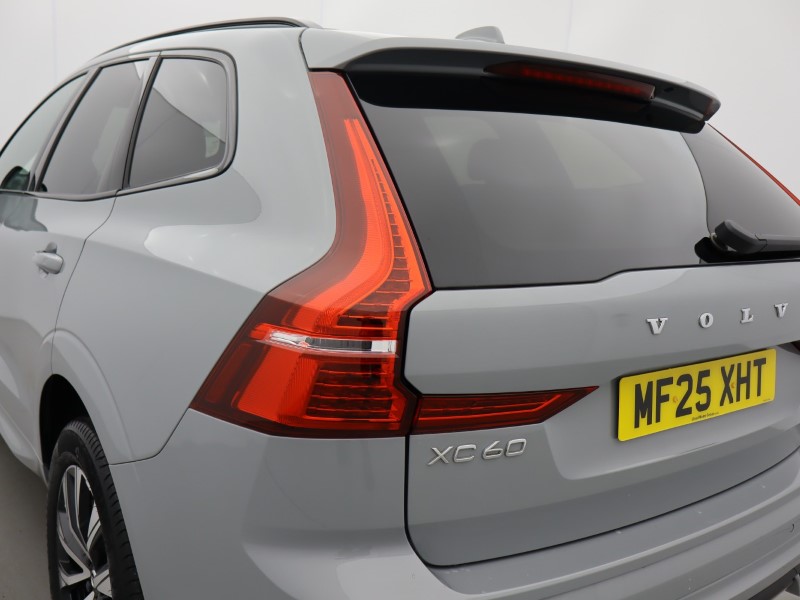 2025 (25) VOLVO XC60 2.0 B5P Plus Dark 5dr AWD Geartronic  *VAT QUALIFYING* 4708434