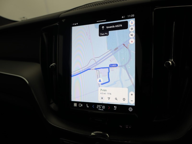 2025 (25) VOLVO XC60 2.0 B5P Plus Dark 5dr AWD Geartronic 4708418