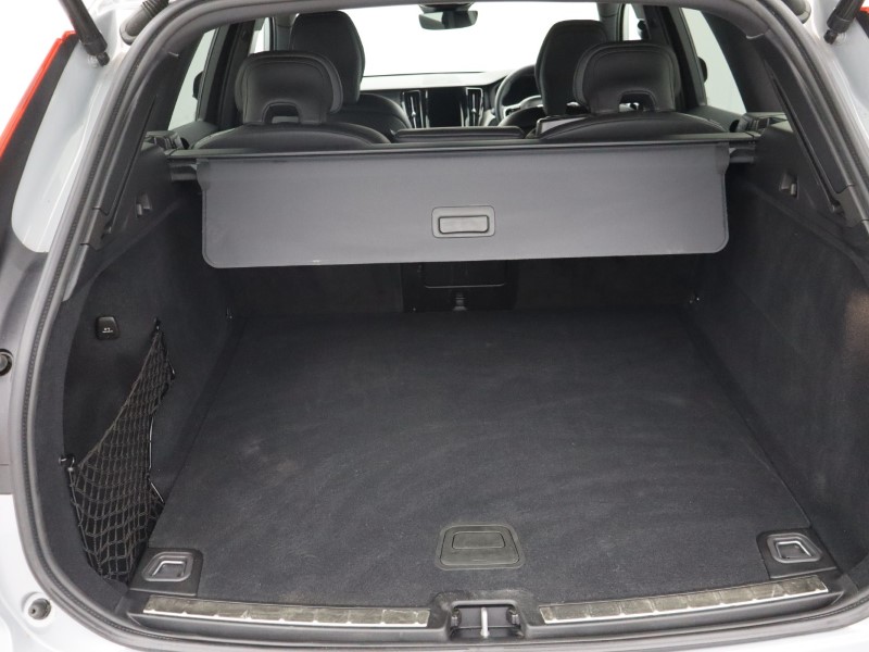 2025 (25) VOLVO XC60 2.0 B5P Plus Dark 5dr AWD Geartronic  *VAT QUALIFYING* 4708437