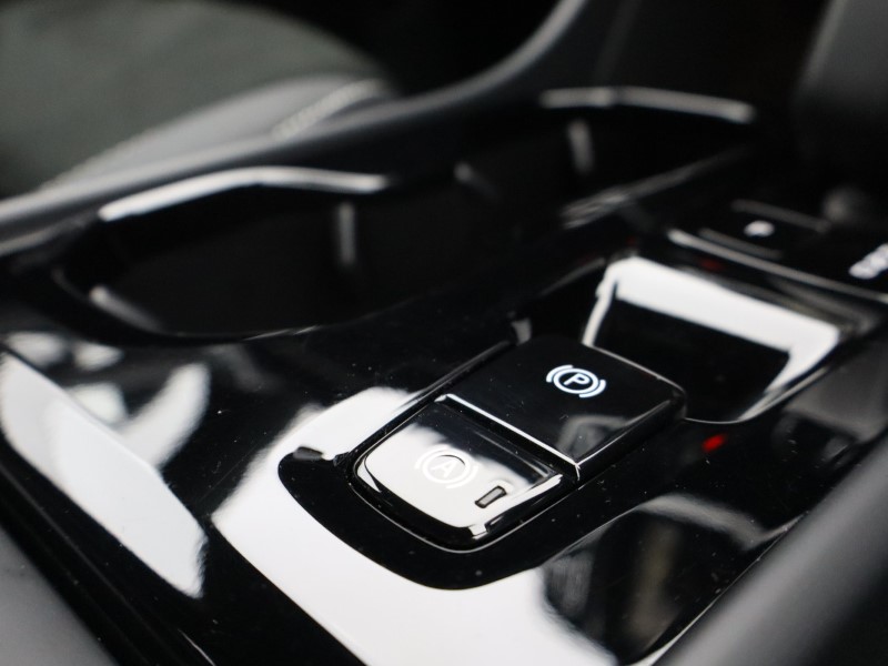 2025 (25) VOLVO XC40 2.0 B4P Plus Dark 5dr Auto*VAT QUALIFYING* 4702786