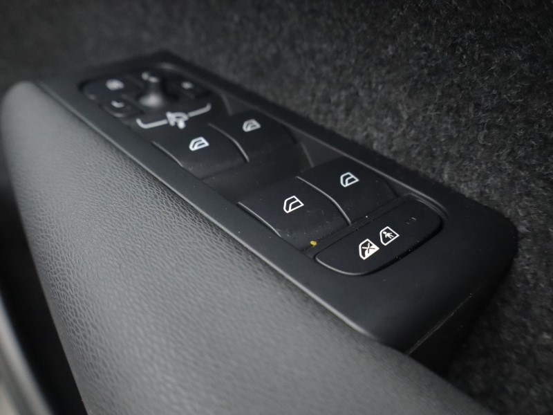 2025 (25) VOLVO XC40 2.0 B4P Plus Dark 5dr Auto 4702759