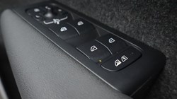 2025 (25) VOLVO XC40 2.0 B4P Plus Dark 5dr Auto 4702759