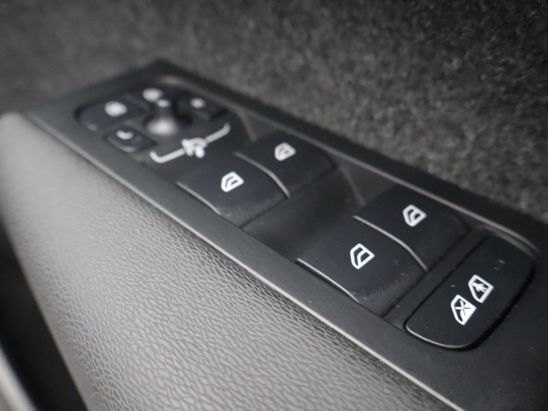 2025 (25) VOLVO XC40 2.0 B4P Plus Dark 5dr Auto*VAT QUALIFYING* 4850051