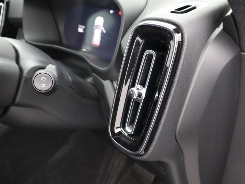 2025 (25) VOLVO XC40 2.0 B4P Plus Dark 5dr Auto*VAT QUALIFYING* 4702762